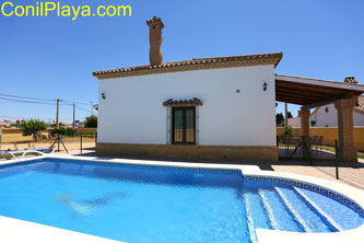 El chalet en Conil tiene piscina privada