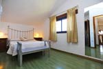 Chalet en zona muy tranquila con piscina privada, porche, barbacoa. Muy cerca de Conil y de las calas de Roche. Consta de 3 dormitorios con armarios empotrados, 2 cuartos de baño.
chalet para 6 personas
