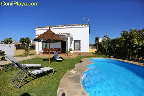 Chalet en alquiler en Conil con piscina.