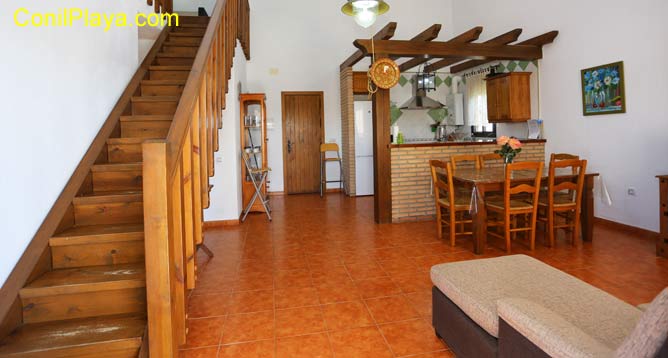 salón y cocina con escaleras