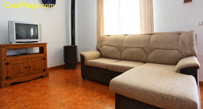 salón con chimenea de leña
