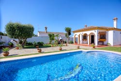 Casa rural en Conil. Alquiler de chalet cerca de las Calas de Roche. Tres dormitorios. Piscina