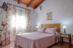 Chalet con piscina privada situado en zona muy tranquila. Barbacoa, porche, aparcamiento techado.
casa para 4 o 6 personas
