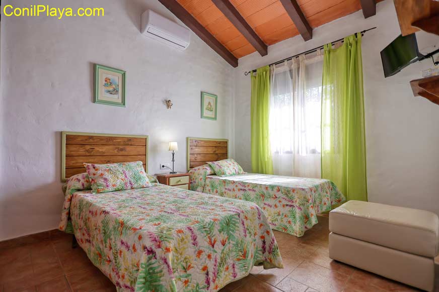 dormitorio con 2 camas individuales