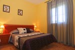 Chalet con piscina privada situado a unos 5 minutos de la playa en Coche. Cerca de la Fuente del Gallo y de las Calas de Conil. 2 dormitorios y capacidad hasta 6 personas. Barbacoa, piscina privada, porche. Muy tranquilo.
capacidad para 5 personas
