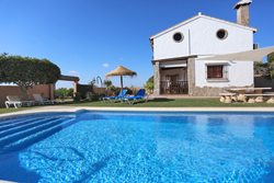 Casa rústica en alquiler, cerca de Conil de la Frontera. Dispone piscina.