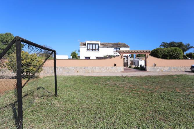 Campo de fútbol situado frente a la casa.