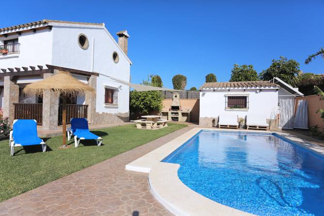 chalet conil piscina