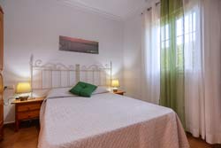 Chalet con piscina privada situado en zona muy tranquila de Conil, ideal para descanzar. Porche, barbacoa, amplio jardín. Cerca de las Calas. capacidad para 8 personas