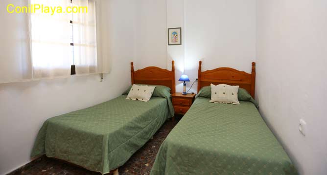dormitorio con 2 camas individuales
