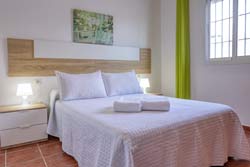 Tranquilo chalet en el pinar de Roche, cerca de las casas de Conil. Dispone de piscina vallada, barbacoa, merendero, aparcamiento privado.
capacidad para 4 personas