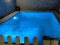 2 dormitorios,5 personas. Chalet en Conil con piscina privada vallada con amplio jardín, porche y barbacoa techada. 2 dormitorios para 4 personas, aparcamiento privado, wifi. 