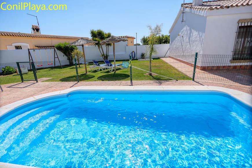 chalet en Conil con piscina y tumbonas y sombrilla