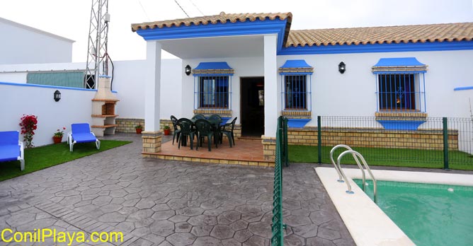 Piscina y el chalet al fondo