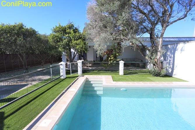 Chalet en alquiler en Conil con piscina. En el Colorado.