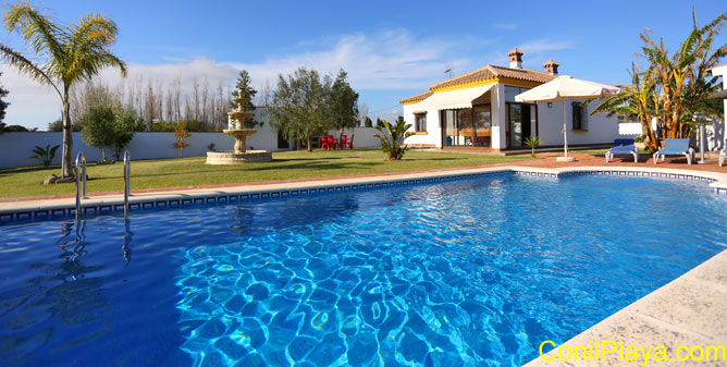 chalet en Conil con piscina en alquiler