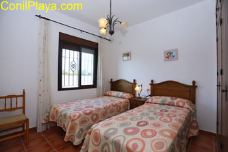 dormitorio con 2 camas individuales