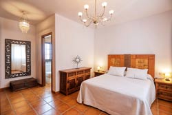 Estupendo chalet con piscina privada situado en el mismo pueblo de Conil, a unos 3 o 4 minutos de la playa en coche, aparcamiento, junto al Mercadona. Uno de los chalets más próximos a Conil con piscina privada. Dispone de aire acondicionado.
Chalet de 2 dormitorios para 4 personas