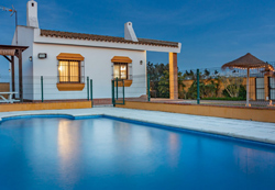 Casa rural con piscina en Conil, en Barrio Nuevo. Ideal para pasar unas vacaciones de verano tranquilas.