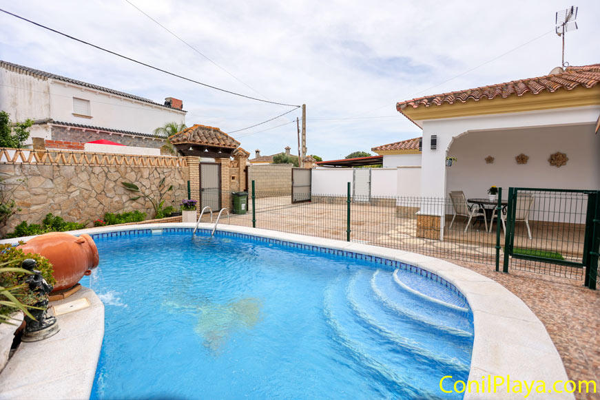 Piscina privada con escalera y zona de terraza pavimentada