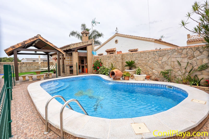 Piscina privada junto a barbacoa y zona de jardín de la casa de vacaciones