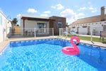 2 dormitorios,4 personas. Tranquilo chalet con piscina privada situado a pocos minutos de la playa andando. Jardín, parcamiento privado, porche.
