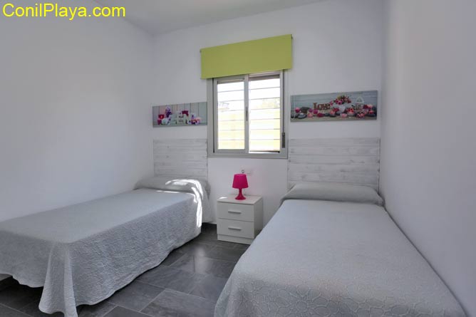 dormitorio con 2 camas