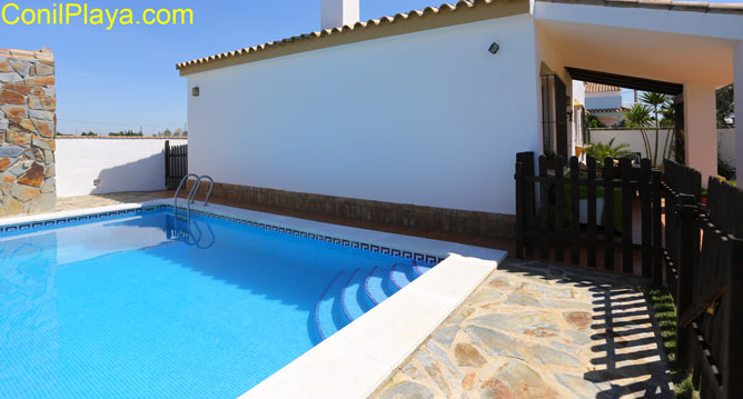 chalet en conil con piscina privada