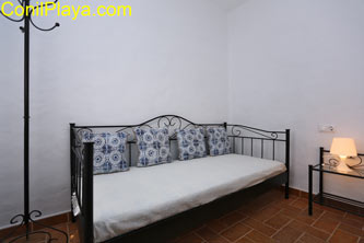 dormitorio con 1 cama