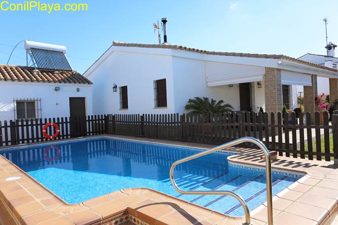 Piscina de la casa en Conil