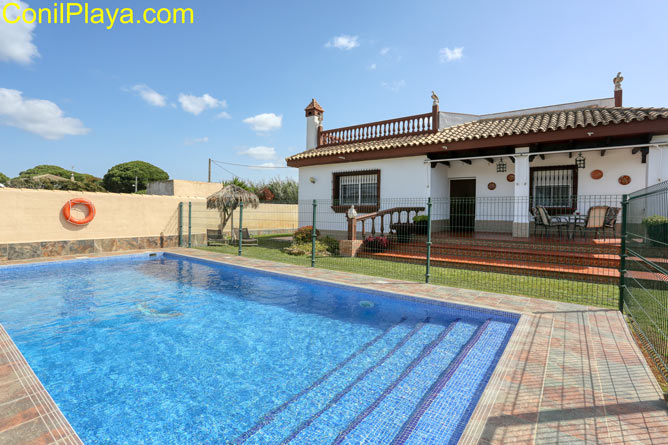 chalet conil piscina