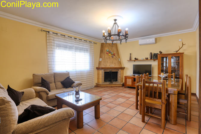 salón con chimenea