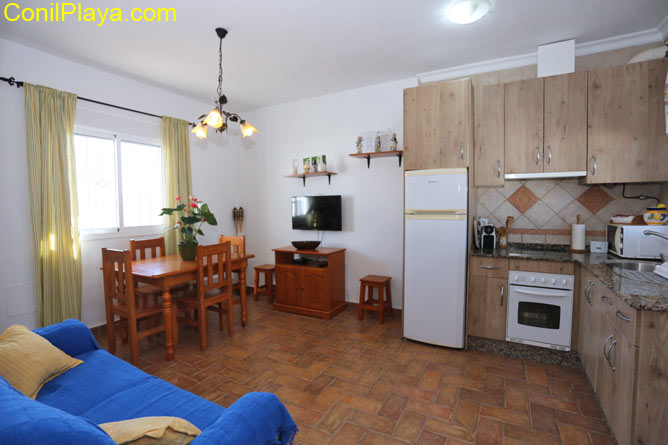 cocina y mesa comedor del salón