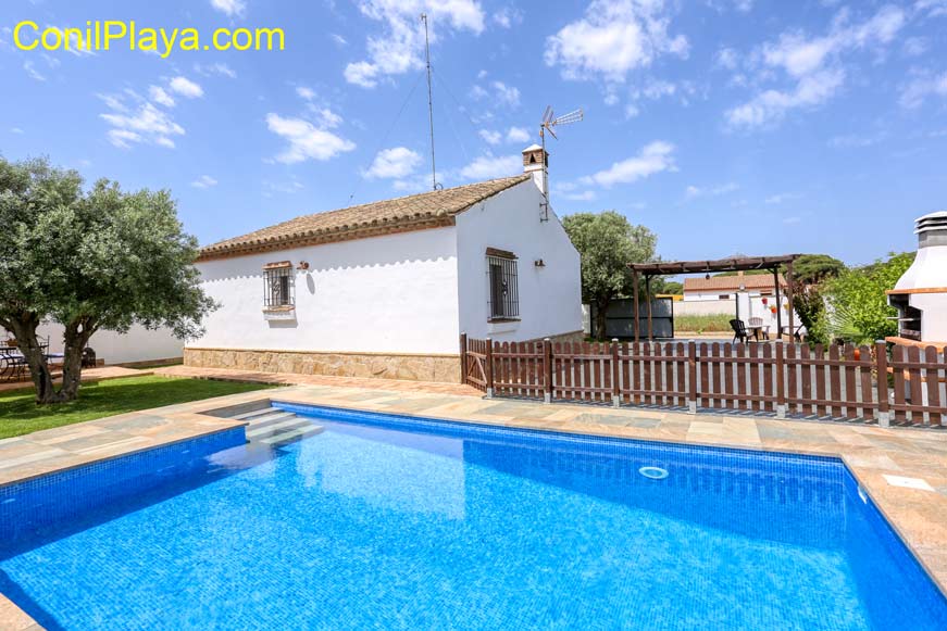 chalet conil piscina