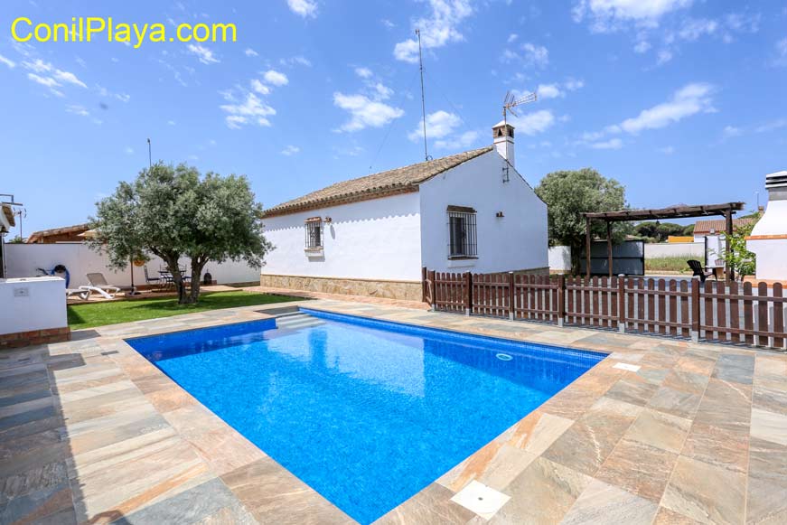 chalet en Conil con piscina