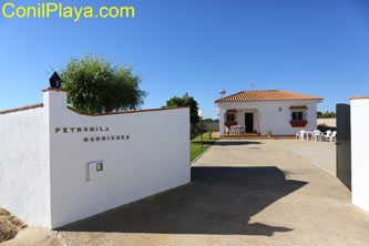 Entrada al chalet en Conil