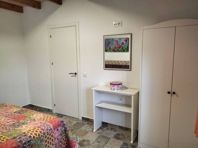 El armario del dormitorio principal es de 2 puertas