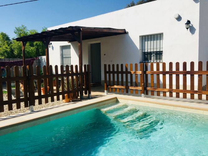 Vista exterior del jardín y de la piscina del chalet en Conil de la Frontera