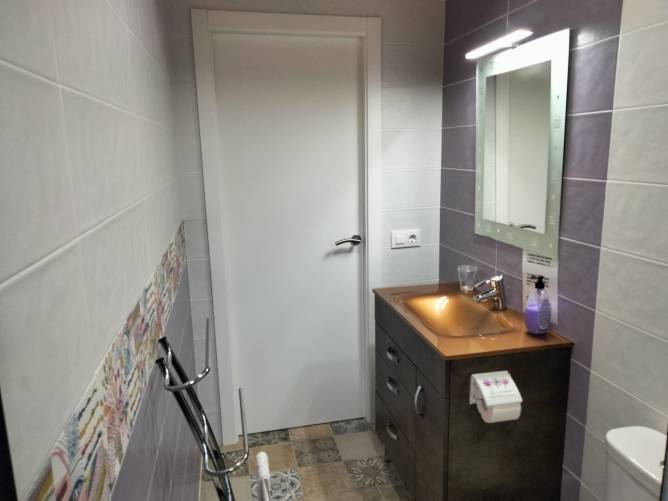 Lavabo del cuarto de baño oscuro junto a la puerta