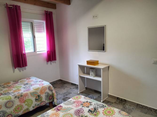 El dormitorio de 2 camas individuales dispone de espejo