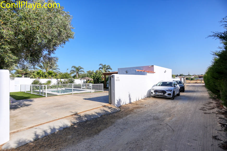 Acceso a la entrada de parcela con zona de aparcamiento y piscina privada