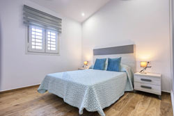 Estupendo chalet con piscina privada y excelente barbacoa con merendero situado en zona muy tranquila de Conil, el Mayorazgo. Cuenta con parque infantil.
Chalet con piscina de 3 dormitorios y para 6 personas.