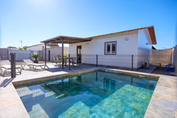 2 dormitorios,4 personas. Estupenda casa con piscina privada, de 2 dormitorios, con porche, barbacoa y aparcamiento privado, situada en zona muy tranquila de Conil y próxima al pueblo 