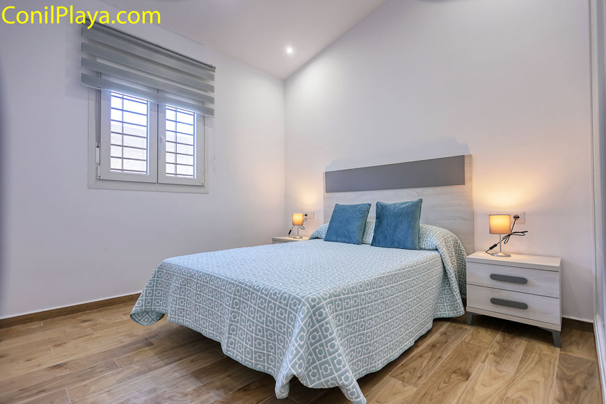 dormitorio con cama de matrimonio