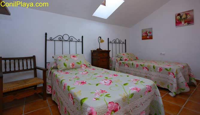 dormitorio con 2 camas individuales