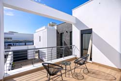 Chalet con piscina situado en zona muy tranquila de Conil, a 10 minutos de la playa en coche. Mobiliario nuevo y de calidad. Aparcamiento privado.
capacidad para 6 personas
