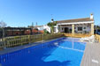 2 dormitorios,5 personas. Estupendo chalet con piscina privada con zona para niños, parque infantil, barbacoa, porche. en zona muy tranquila de Roche Viejo. Ideal para pasear en el Pinar de Roche y visitar las Calas. 