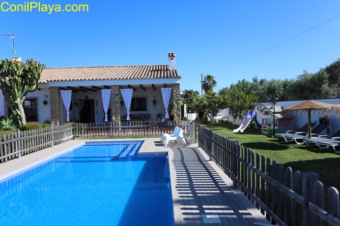 Vista general del chalet, la piscina, del amplio jardín y aparcamiento.