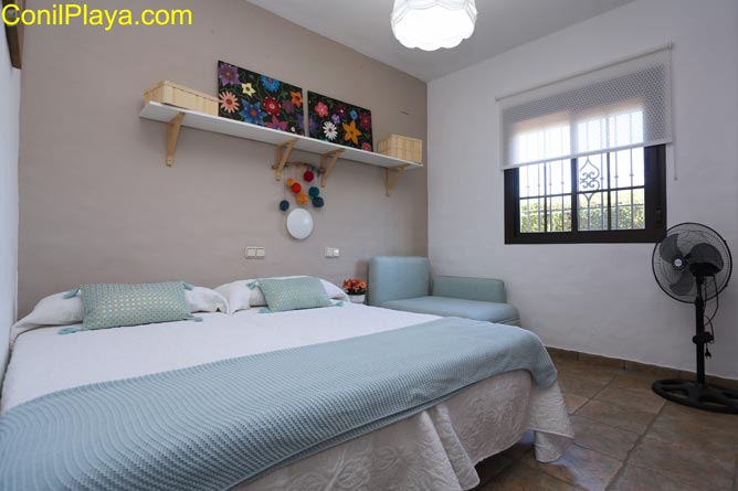 Dormitorio con 2 camas individuales.