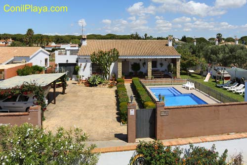 Chalet en alquiler en Conil con piscina privada.